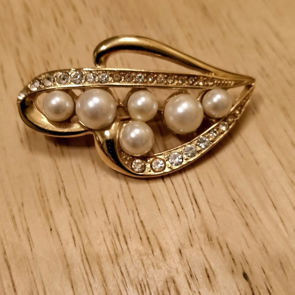 Vintage Richelieu rhinestone and faux pearl brooch